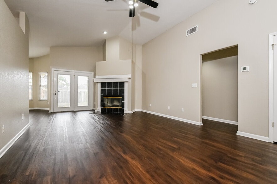 Building Photo - 1411 Forsyth Way