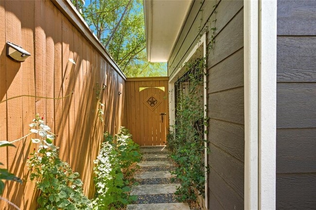 Building Photo - 2007 S L Davis Ave