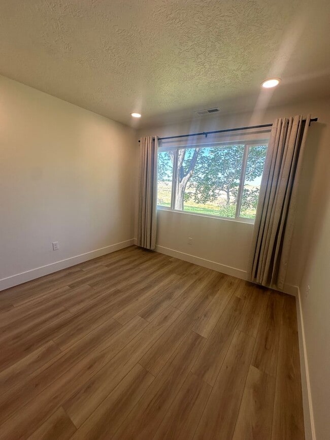 Building Photo - Style and Class....2 Bedroom, 1 bath , 1 C...