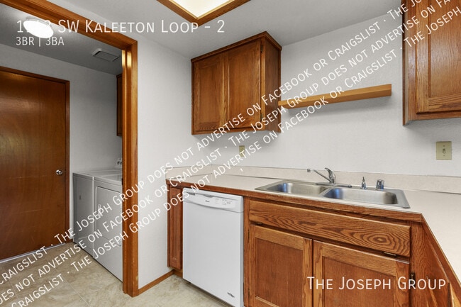 Building Photo - 1143 SW Kaleeton Loop