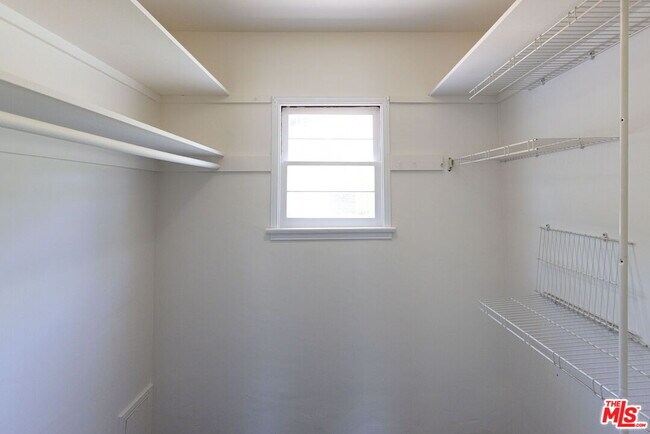 Building Photo - 2547 Canyon Dr