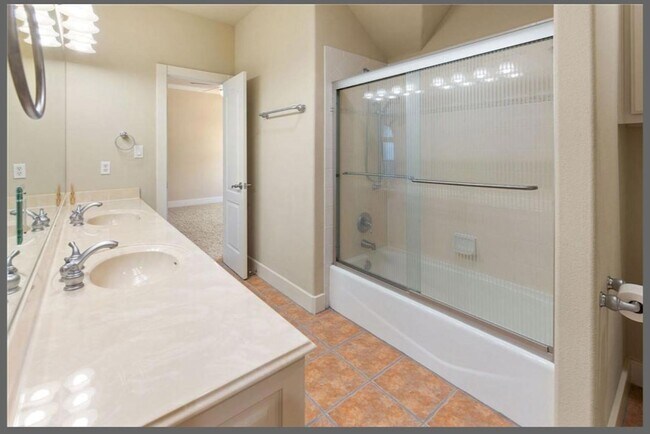 Building Photo - 1400 Camelback