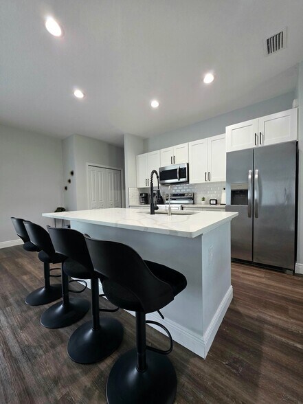 Building Photo - 7105 Happiness St
