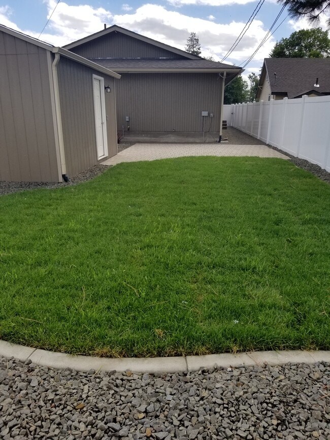 Building Photo - Spacious & Updated 3 bedrooms +large rec room 2 baths, landscaped