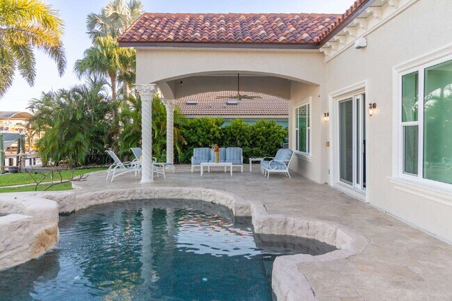 Building Photo - 4/3 Stunning Waterfront home in the heart of Clearwater Beach!