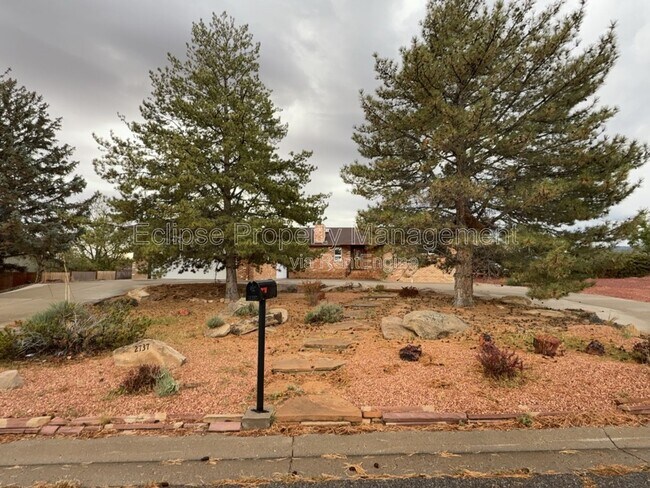 Building Photo - 2737 Sierra Vista Dr