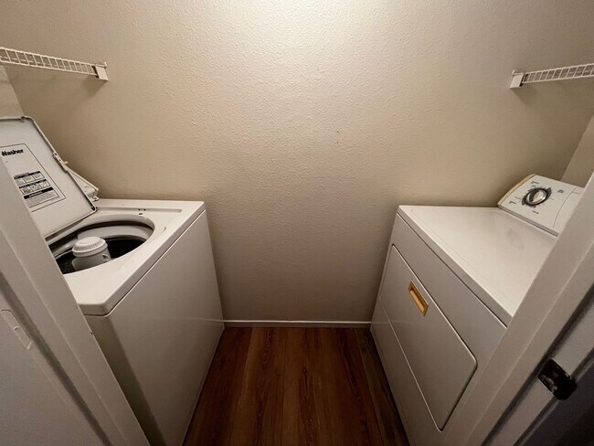 Building Photo - Beautiful Condo with Dual Master Bedrooms – Prime Green Valley Location!