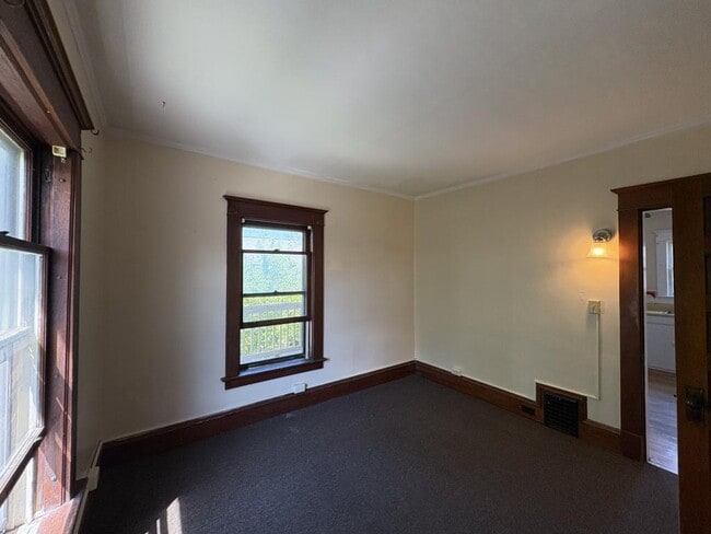 Building Photo - 48 Monroe St