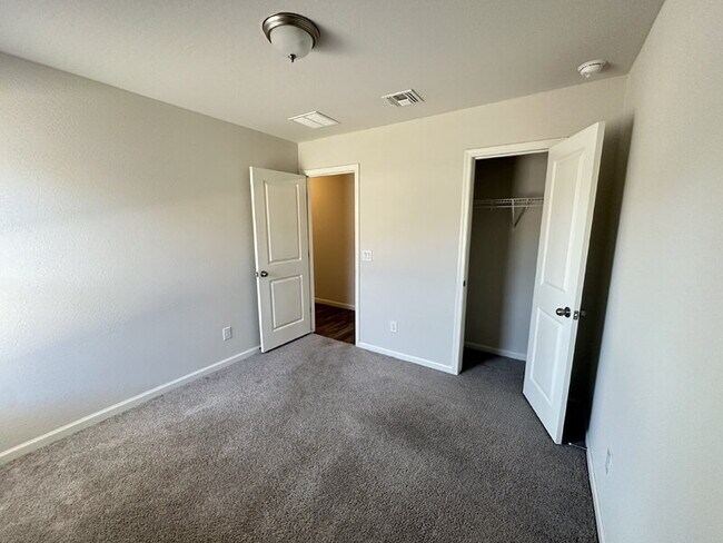 Building Photo - 202 W Bobcat Ct