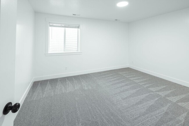 Building Photo - $500 off first month's rent. If rented before the end of AUGUST!!BRAND NEW 5 BED 3 BATH TWIN HOME