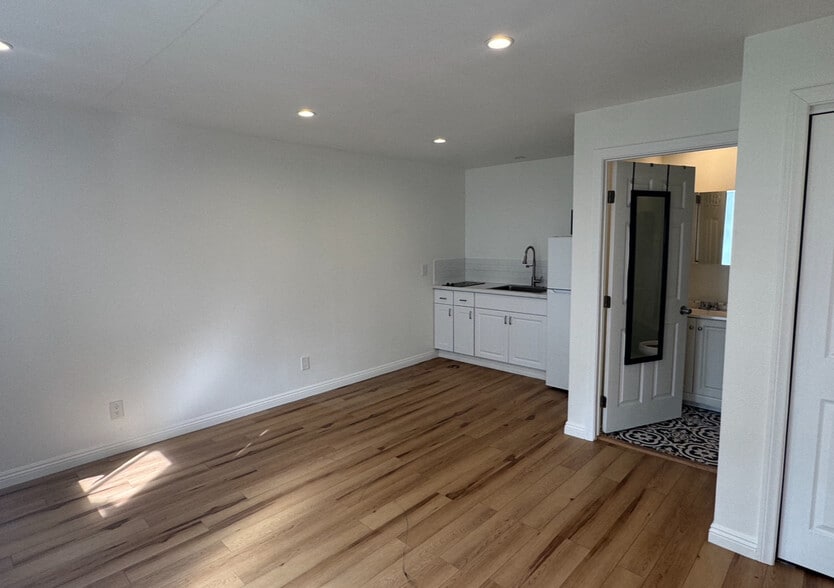 Building Photo - 914 S Ogden Dr