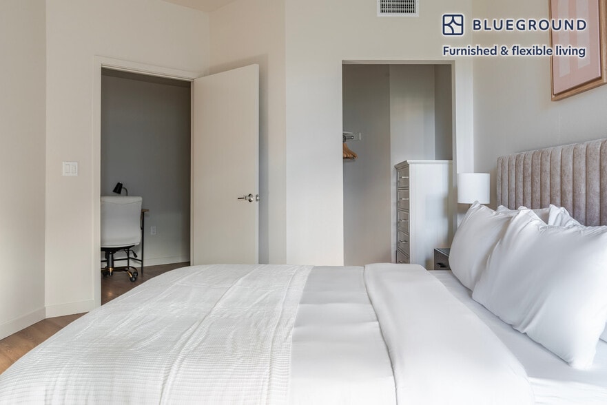 Building Photo - 2333 Calle Del Mundo