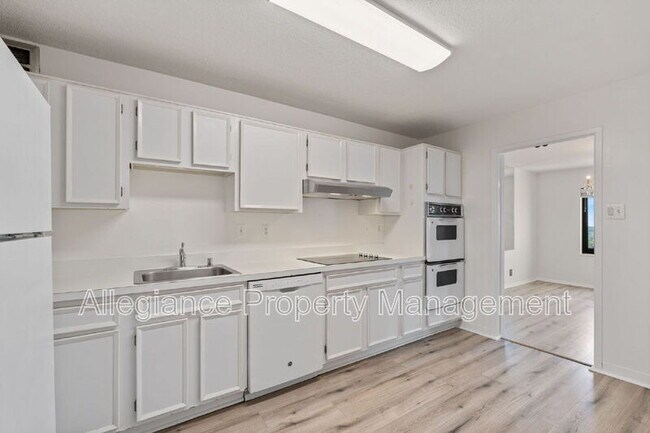 Building Photo - 309 Yoakum Pkwy