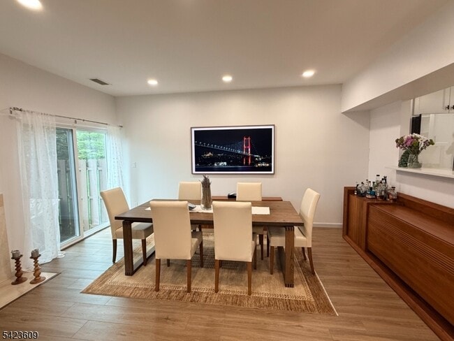 Building Photo - 22 Castle Ridge Dr