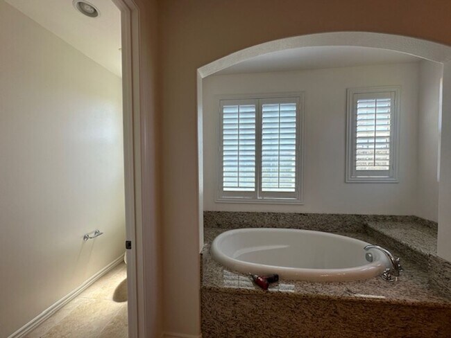 Building Photo - Stunning Executive home with loads of cust...