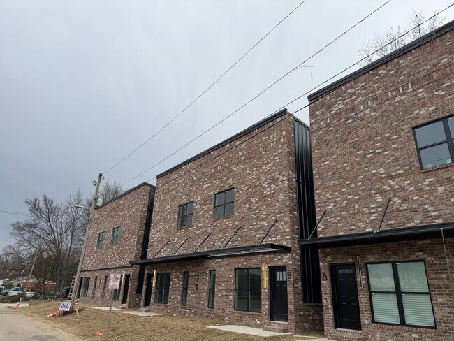 Building Photo - 325 Houghton St