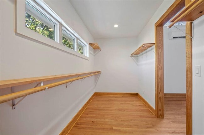 Building Photo - 1008 Courtenay Dr NE