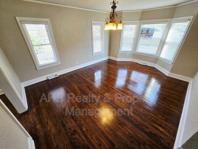 Building Photo - 422 Alamance Rd