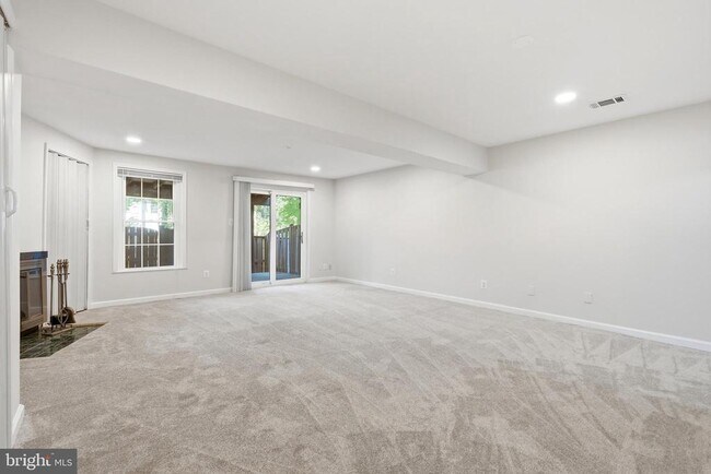 Building Photo - 7691 Northern Oaks Ct
