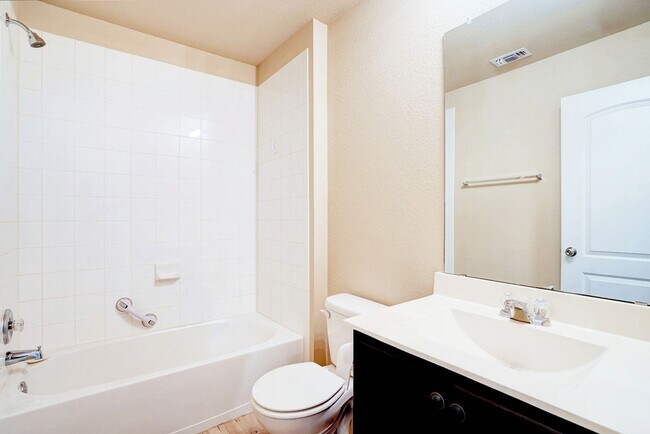 Building Photo - Charming 3BR/2BA Contemporary Home with Lu...