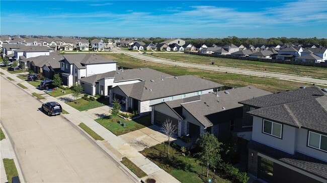 Building Photo - 910 Kickapoo Ln