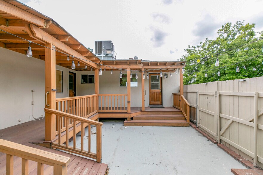 Building Photo - 10630 Samoa Ave