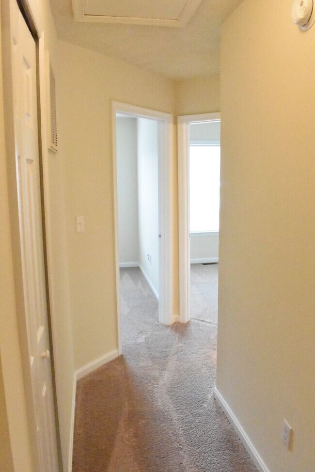 Building Photo - Coventry Creek Townhome