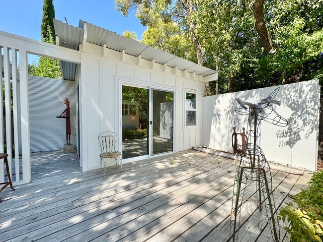 Building Photo - Available For 4+ Months!* Rare Find Furnished Saint Helena Gem, “Upper Tainter” 2 Bedrooms, 2 Bat...