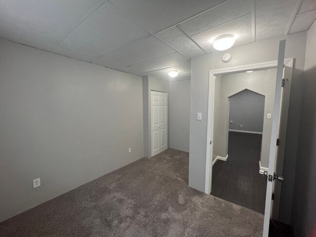 Building Photo - Beautiful 4 Bedroom/ 2 Bath with private c...