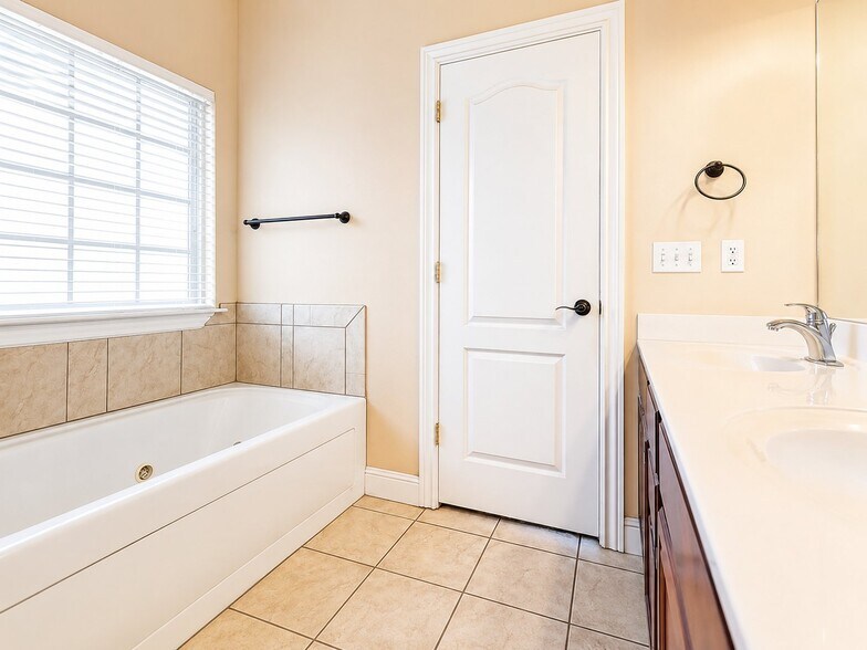 Building Photo - 1252 N Cannondale Dr