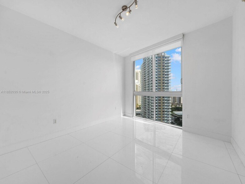 Building Photo - 495 Brickell Ave