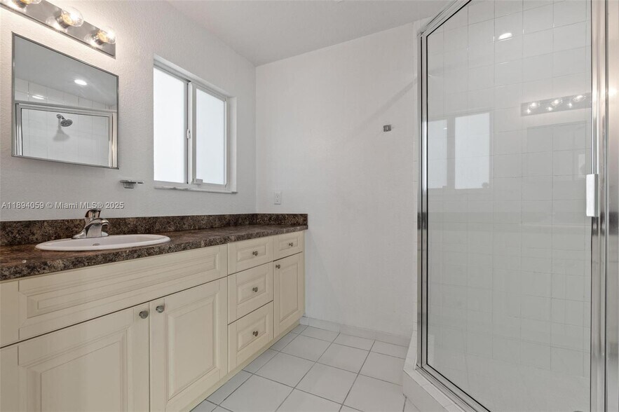 Building Photo - 6035 SW 40th Ct