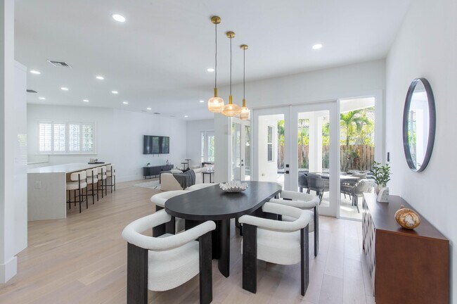 Building Photo - 2443 Players Ct