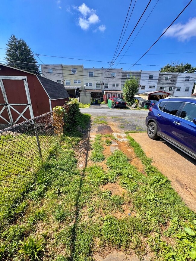 Building Photo - SUPER CLEAN THREE BEDROOM TOWNHOME