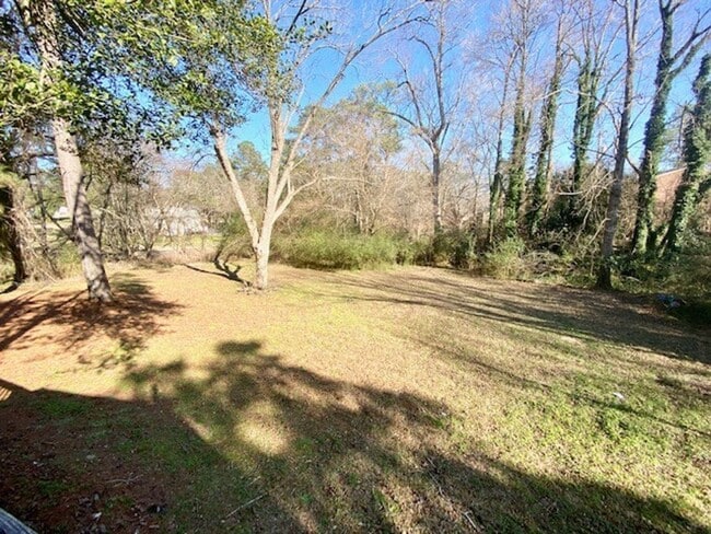 Building Photo - 2 Bedroom Home w/ a huge deck and yard
