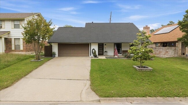 Building Photo - 208 Skyloop Dr