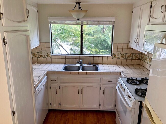 Building Photo - Pierpont Beach Home