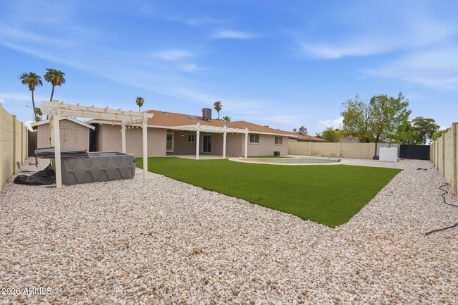 Building Photo - 2546 E Geneva Dr