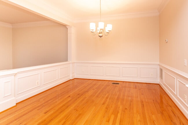 Building Photo - 2443 Huntington Park Dr