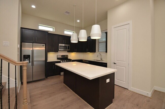 Building Photo - 2616 Riverside Dr