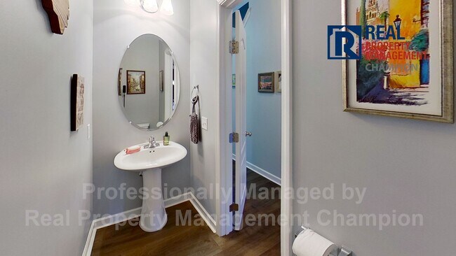 Building Photo - Spacious Executive Home on Friendly Cul-de...