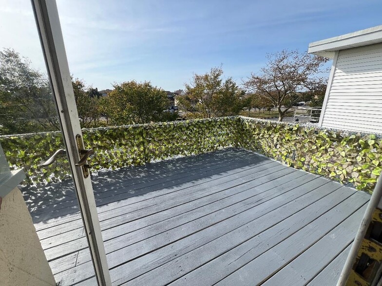 Deck - 411 W Park Ave