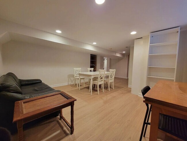 Building Photo - An exceptionally large and well-appointed 1BR 1BA with ALL utilities near Georgetown