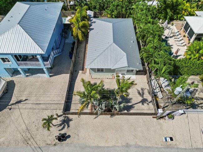 Building Photo - 6 SE Marlin Ave