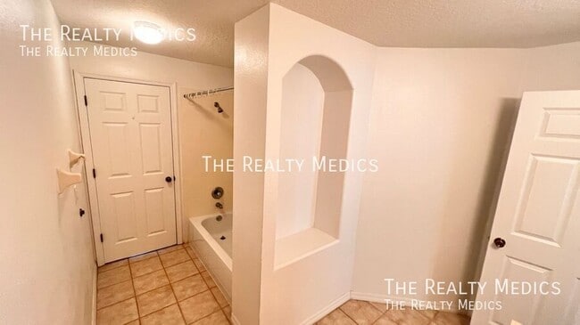 Building Photo - 3658 Oakdale Cir