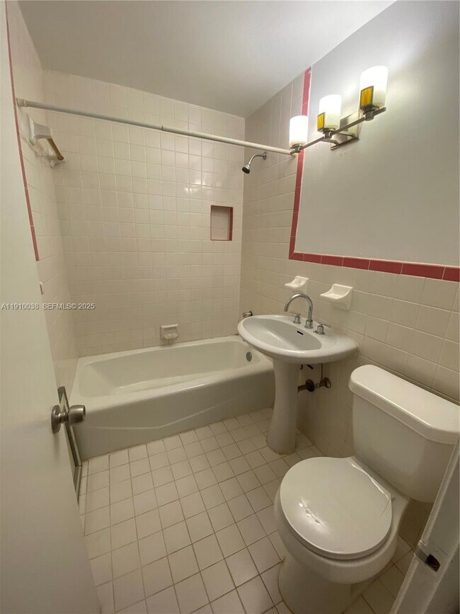 Building Photo - 610 8th St