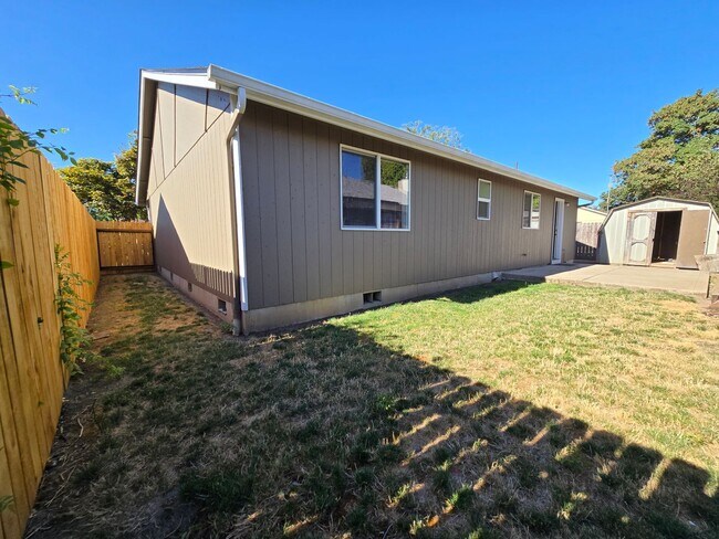 Building Photo - Single level, 3 Bedroom, 2 Bath House on c...