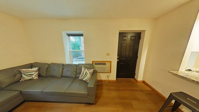 Building Photo - 4 Bedroom, 2 Bathroom