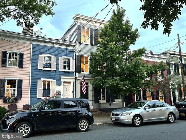 Building Photo - 308 S Fairfax St