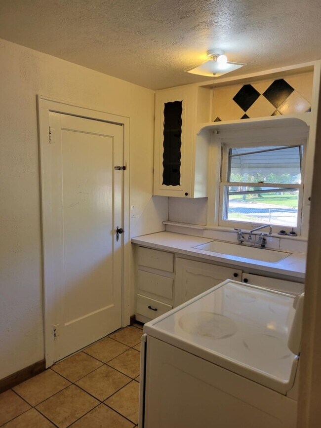 Building Photo - 1 BEDROOM 1 BATHROOM DUPLEX FOR RENT